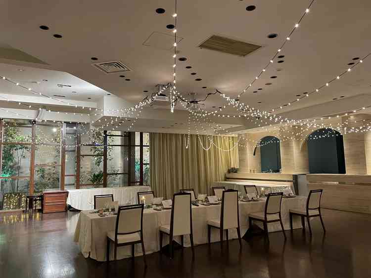 昼間でも夜のような雰囲気で披露宴を行うことができる室内披露宴会場