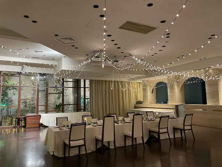 昼間でも夜のような雰囲気で披露宴を行うことができる室内披露宴会場