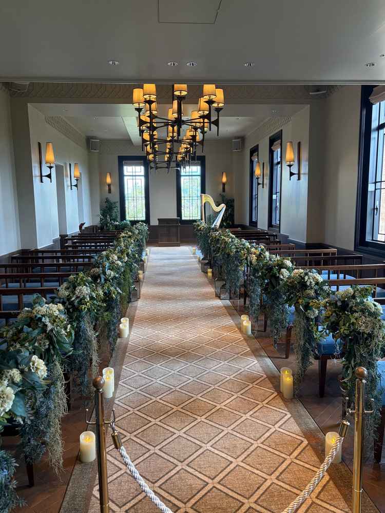 挙式会場、長いがその分明るく緊張すぎないと思った。