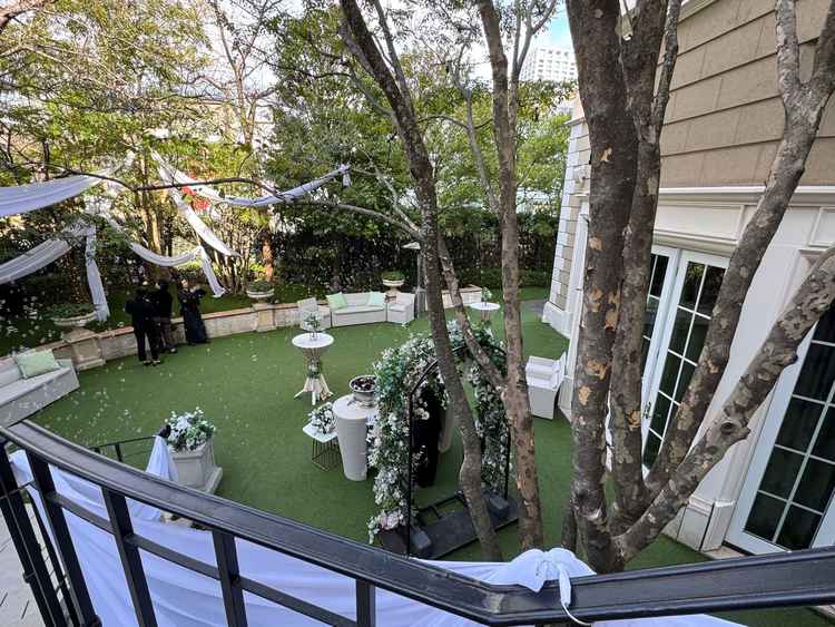 ガーデンの階段上から。