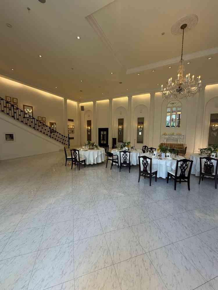 白基調かつゴージャスさもあり良い雰囲気。