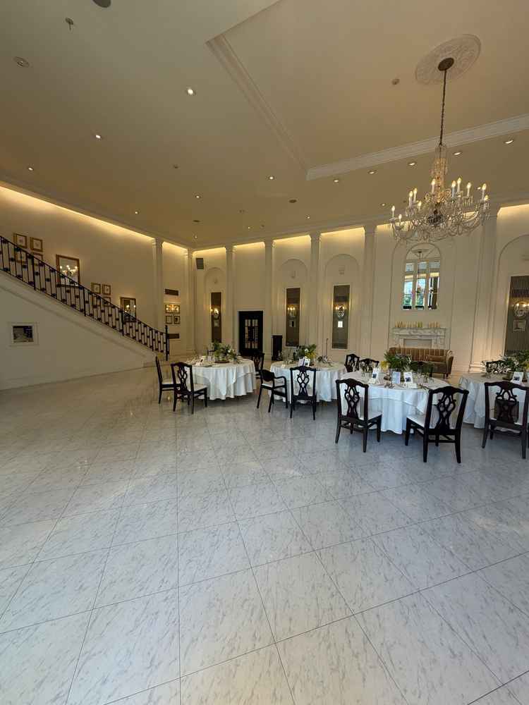 白基調かつゴージャスさもあり良い雰囲気。