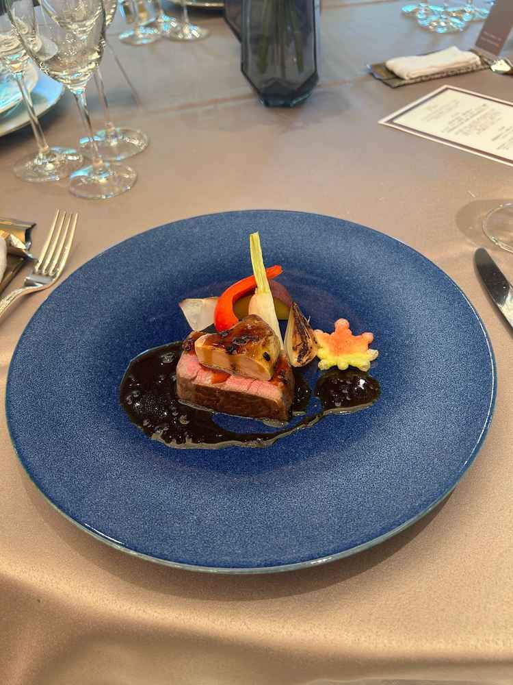 お料理はどれも美味しく、特にお肉料理が絶品でした。目の前で仕上げの演出もあり目でも楽しめました。