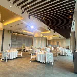 披露宴会場のSORAroomの写真です。右手に大きな窓があり、とても開放がある会場でした。