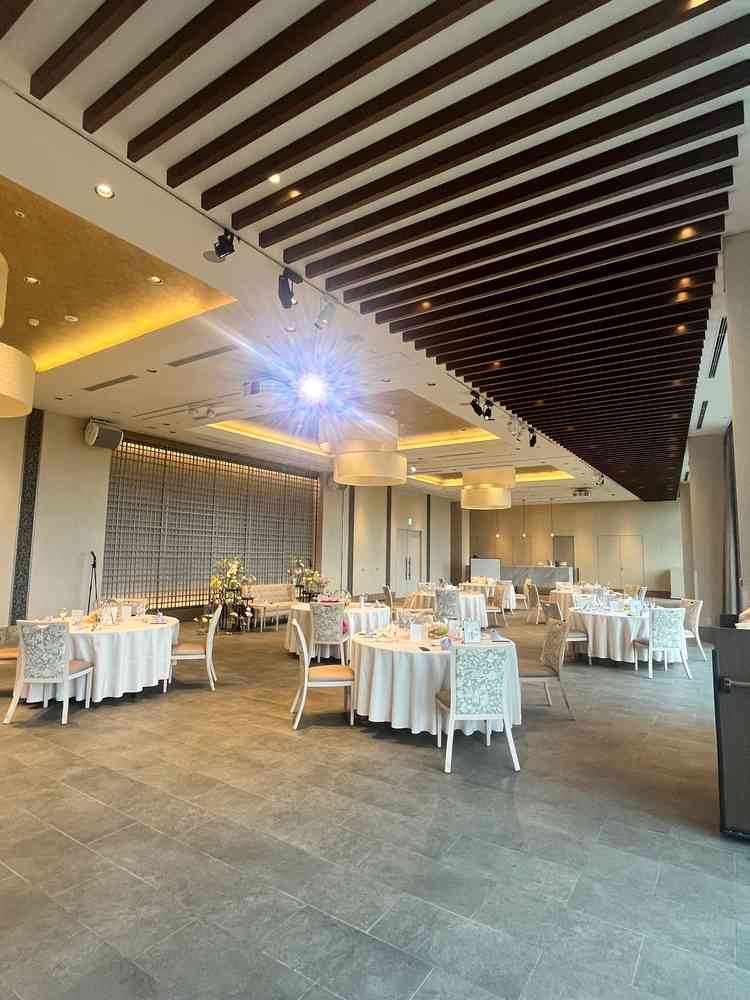 披露宴会場のSORAroomの写真です。右手に大きな窓があり、とても開放がある会場でした。