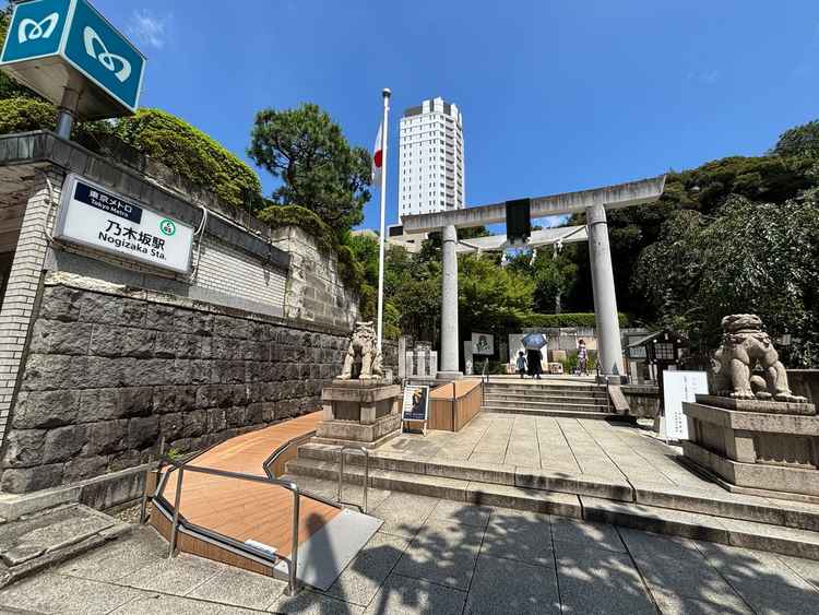 神社正面の鳥居です。東京メトロ乃木坂駅1番出口を出てすぐの場所にあります。