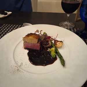 試食で食べた料理のメイン。いいフォアグラを使ってるのを感じ、材料の質が落とされてなかったと思う。