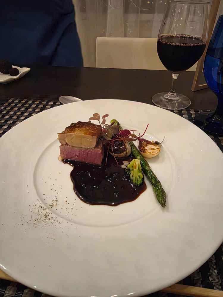 試食で食べた料理のメイン。いいフォアグラを使ってるのを感じ、材料の質が落とされてなかったと思う。
