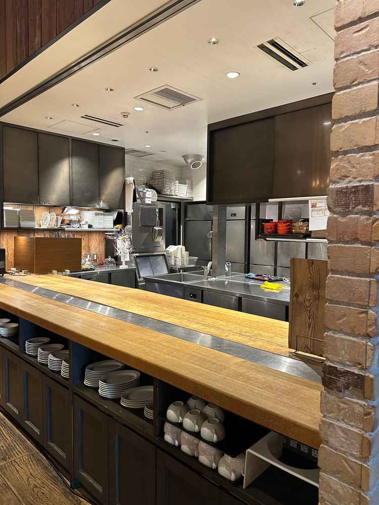 オープンキッチンの写真。披露宴中の調理風景を楽しむライブ感もある。