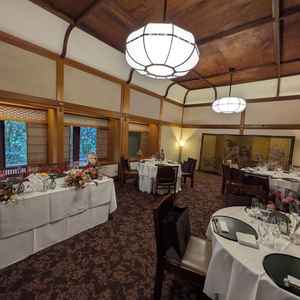 1階にある広い方の披露宴会場です。落ち着きがありつつ豪華さもある、素敵なお部屋でした。