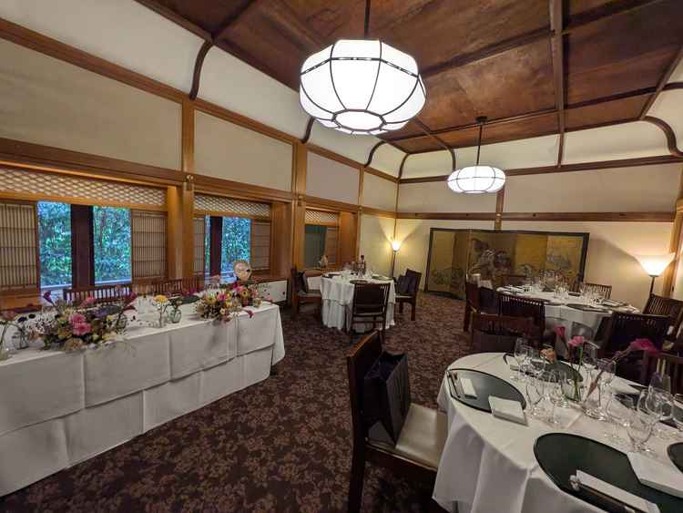 1階にある広い方の披露宴会場です。落ち着きがありつつ豪華さもある、素敵なお部屋でした。