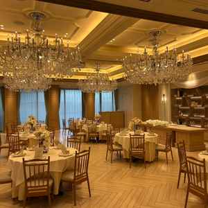 披露宴の会場です。木目基調でシンプルながら豪華なシャンデリアもあるため、バランスがよかったです。