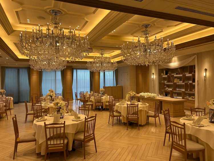 披露宴の会場です。木目基調でシンプルながら豪華なシャンデリアもあるため、バランスがよかったです。