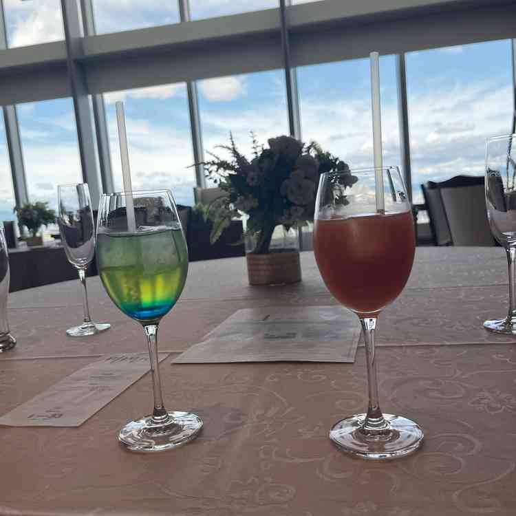 ノンアルのオリジナルカクテルだそうです。見た目は華やかですし、味も美味しかったです。