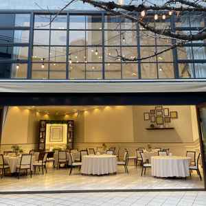 桜の見えるテラスから見た屋内の披露宴会場はゲストとの距離が近くてアットホームな式になりそう