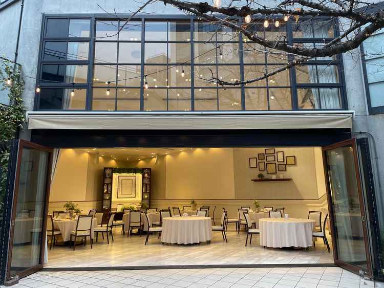 桜の見えるテラスから見た屋内の披露宴会場はゲストとの距離が近くてアットホームな式になりそう