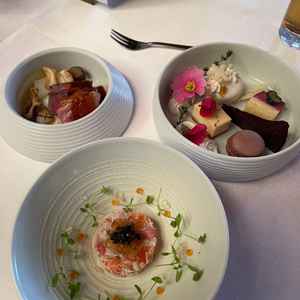 お料理は華やかで美味しかったです。デザートも美味しく、ビュッフェスタイルは喜ばれそう。