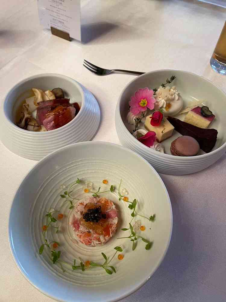 お料理は華やかで美味しかったです。デザートも美味しく、ビュッフェスタイルは喜ばれそう。