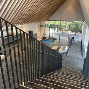 バッティングトスをやりたいと伝えていたので、こちらの階段へ。できるのかな？と不安を感じました。