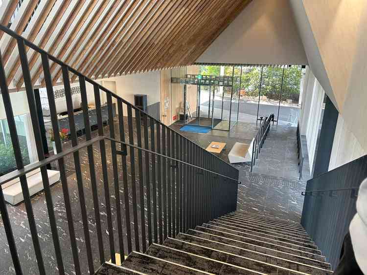 バッティングトスをやりたいと伝えていたので、こちらの階段へ。できるのかな？と不安を感じました。