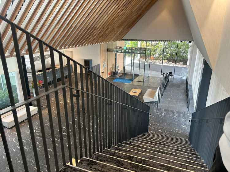 バッティングトスをやりたいと伝えていたので、こちらの階段へ。できるのかな？と不安を感じました。