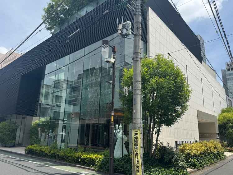 外観は全面ガラス張りで大きいシャンデリアが圧巻で高級感があり素敵でした。