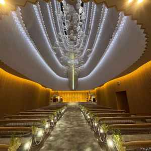 チャペルその②白を基調としたチャペル。天井のガラスが風で揺れると、地面の反射が泡のように見え幻想的。