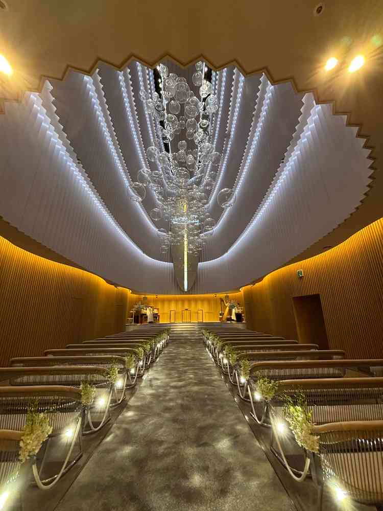 チャペルその②白を基調としたチャペル。天井のガラスが風で揺れると、地面の反射が泡のように見え幻想的。