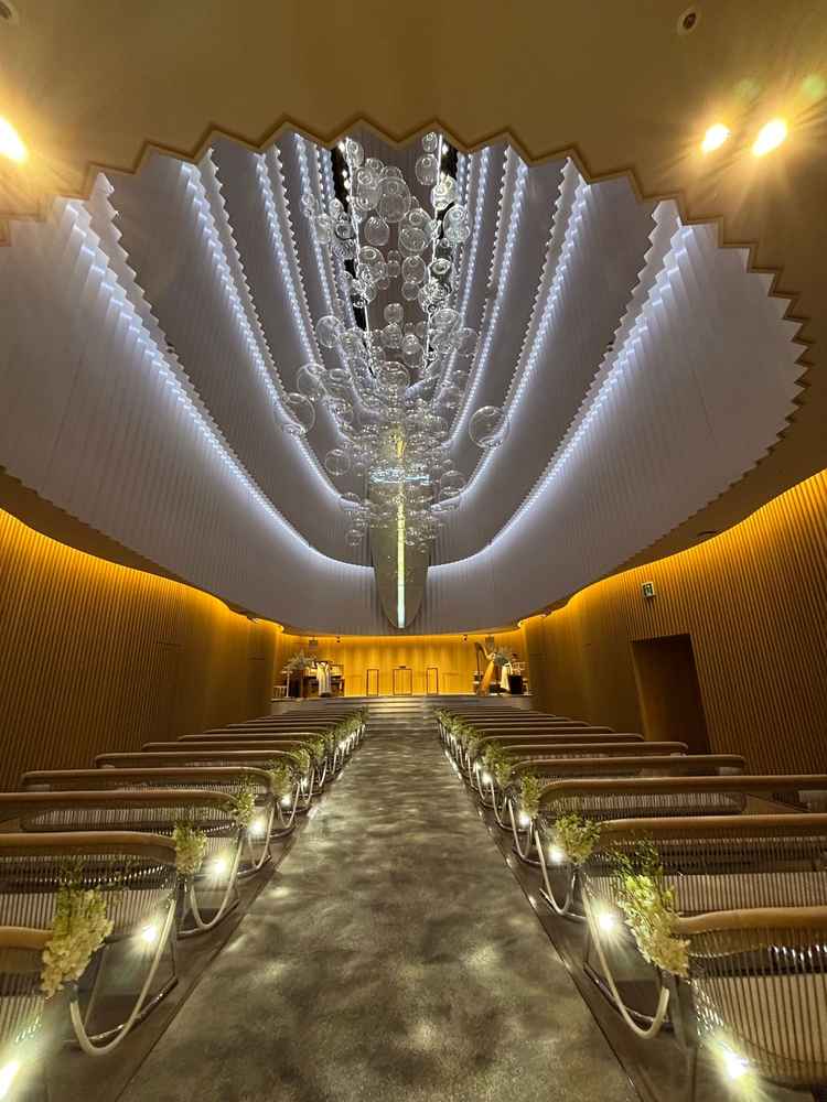 チャペルその②白を基調としたチャペル。天井のガラスが風で揺れると、地面の反射が泡のように見え幻想的。