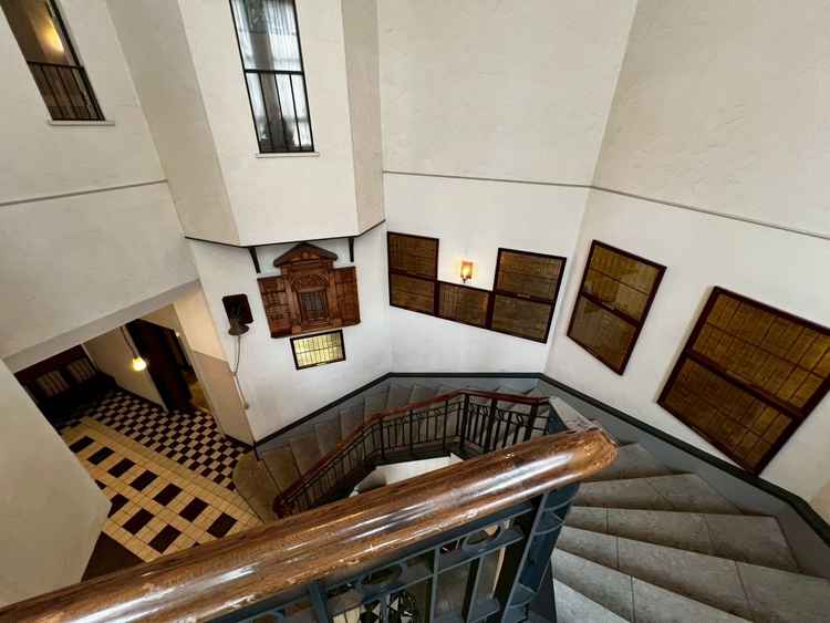 ヨーロッパの邸宅を思わせるような螺旋階段が印象的で、木の手すりや装飾の細部までこだわりがある。