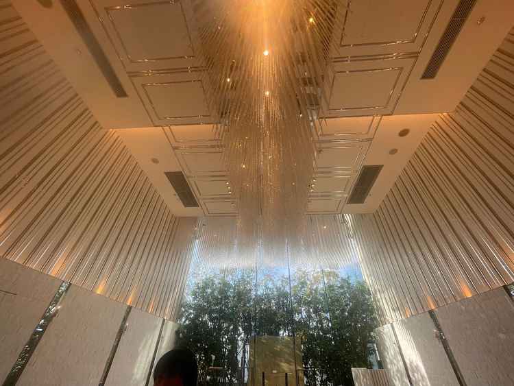 チャペル天井。クリスタル？がたくさん飾られている。