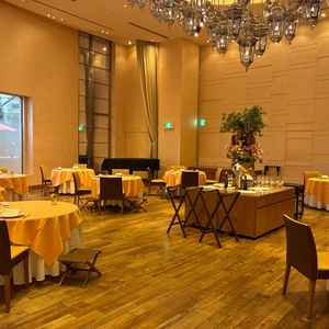 照明もオシャレなパーティー会場