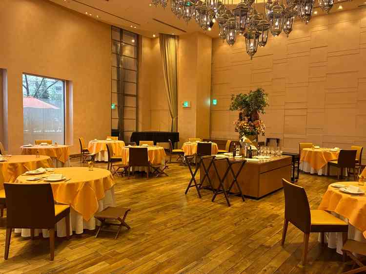 照明もオシャレなパーティー会場