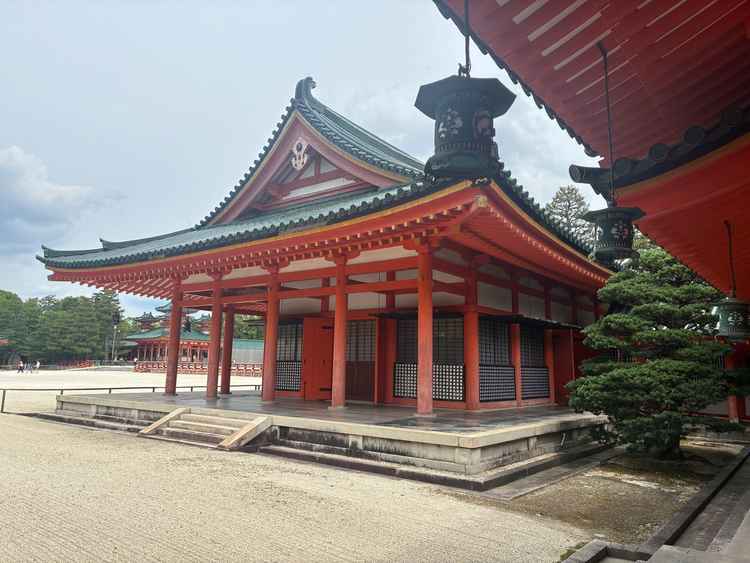 挙式会場。冷暖房があり、季節関係なく快適に過ごすことができる。雨に濡れる心配もない。