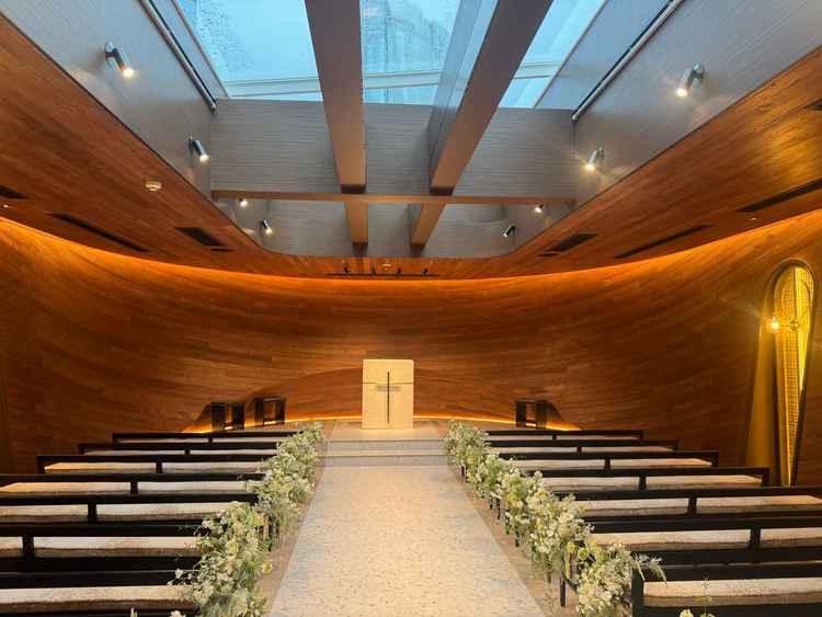 ウェーブした壁が印象的で素敵なチャペルです。天窓はレースカーテンでフレーム感を減らせます。