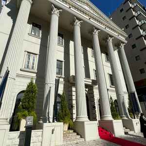 真っ白な建物が印象的な外観写真になります。