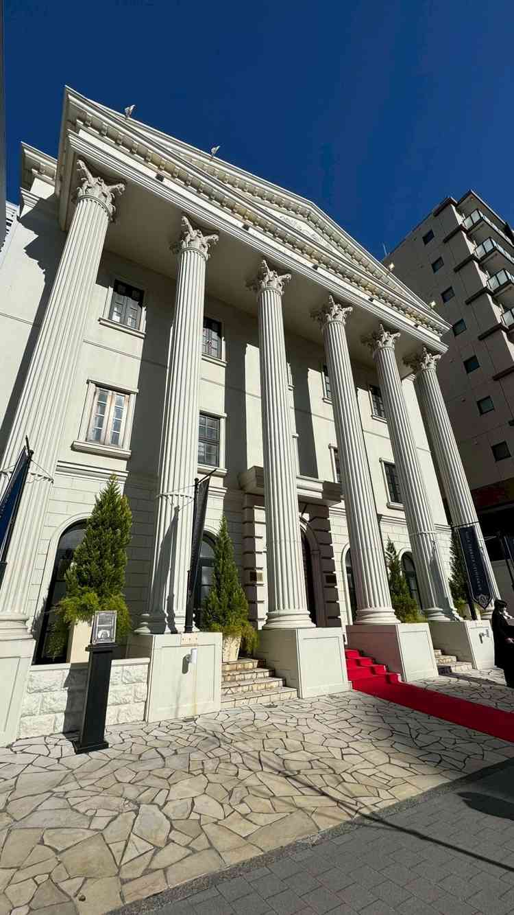 真っ白な建物が印象的な外観写真になります。