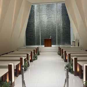 地下にあるチャペル。写真では青っぽかったけど、実際みるとグレーがかっていたが自然光も入る