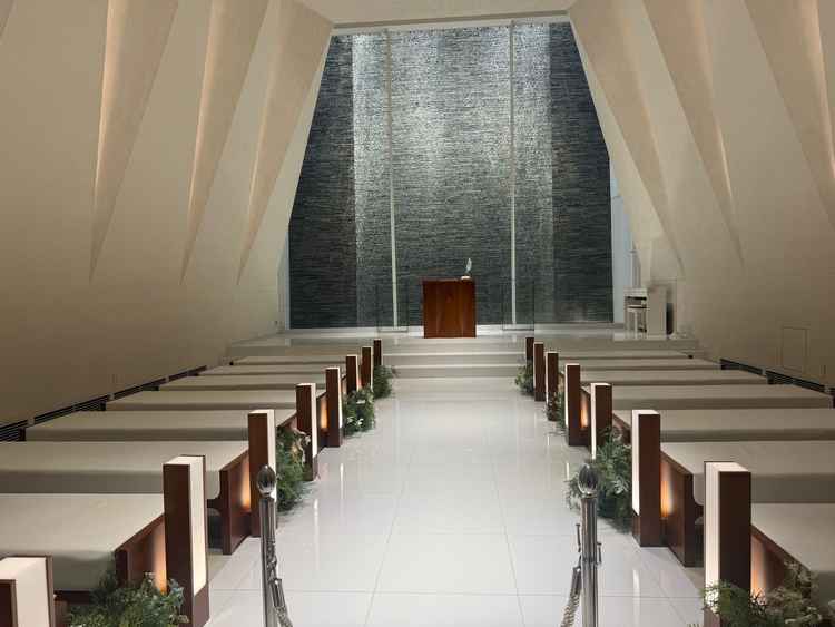 地下にあるチャペル。写真では青っぽかったけど、実際みるとグレーがかっていたが自然光も入る