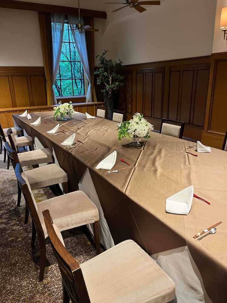 食事会場。天井で1886年物のファンが回っており、当時の面影を感じます。