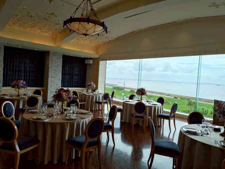 窓の外をみると舞浜の海が一望できる船の形をした披露宴会場