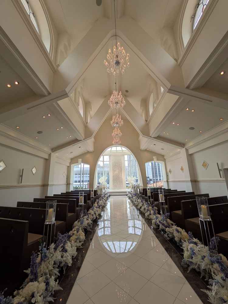 この日は曇りだったのに自然光が入ってきて綺麗でした。天井が高くて最高のチャペルです。