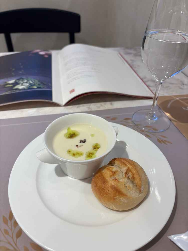 試食のポタージュとパン、とても美味しかったです。