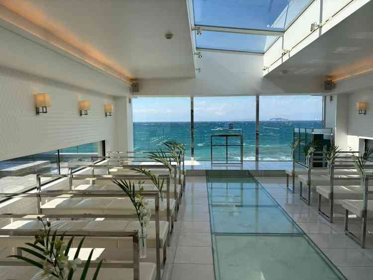 チャペルは、窓が多く外光が入り明るい空間でした。青い海が綺麗でした。