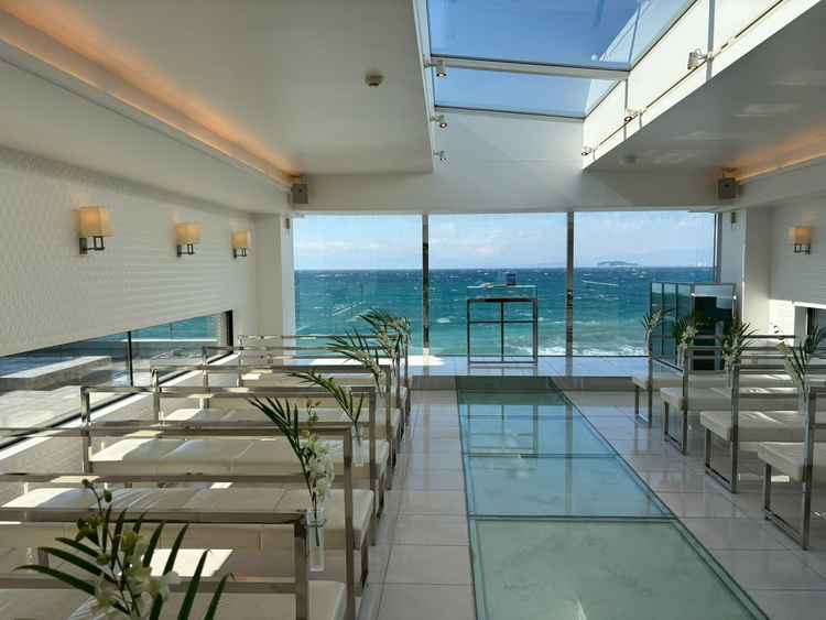 チャペルは、窓が多く外光が入り明るい空間でした。青い海が綺麗でした。