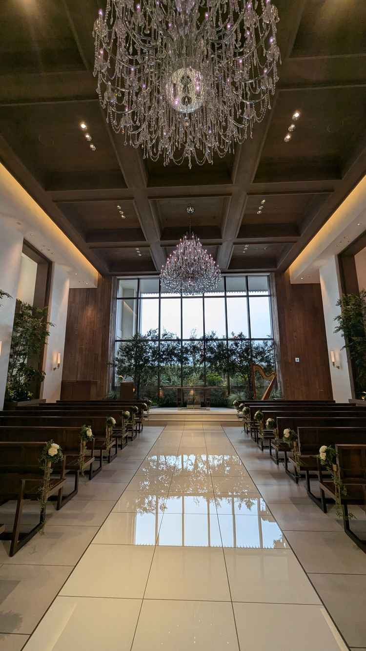 チャペルの写真、海外から取り寄せたウッドの雰囲気がとても良い。こだわりの広さという説明に納得した。