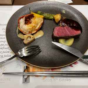 試食②フレンチジャポネ。左はオマール海老。右は牛フィレ肉
