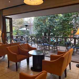 ゲスト待機所。景観に緑があり落ち着いた雰囲気であった。