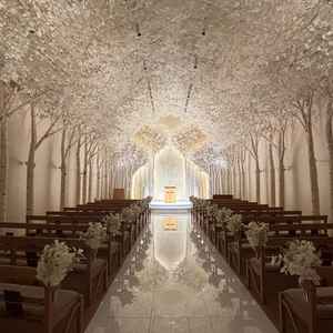 白樺のチャペルが素敵でした。ライトで雰囲気を変えることもできるとのことです。