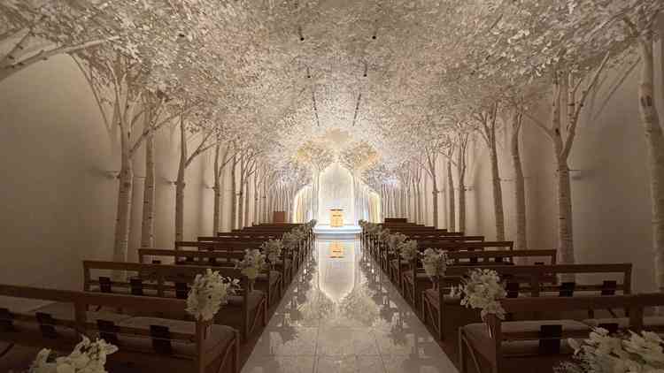 白樺のチャペルが素敵でした。ライトで雰囲気を変えることもできるとのことです。